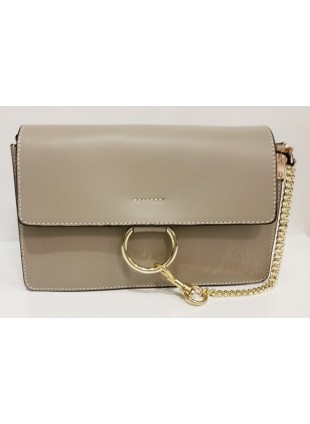 Kleine Ledertasche mit dekorativer Kette